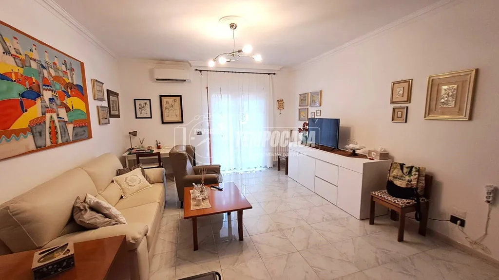 Séjour - Three-Bedroom Apartment with Balcony in Adelfia