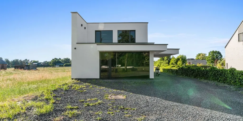 Extérieur - Maison Moderne avec Espace de Travail à Genk