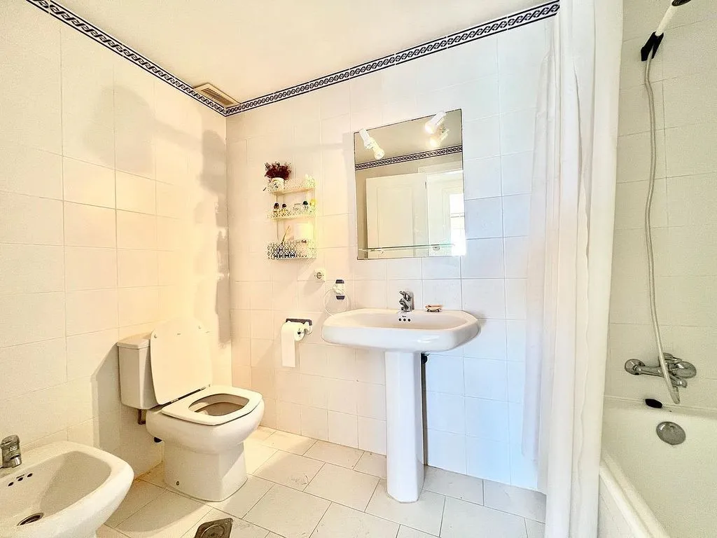 Salles de bain - Semi-detached House with Pool on National Road