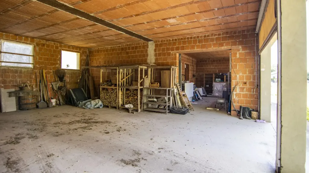Garage - Villa with Garden and Caminetto in Codevigo
