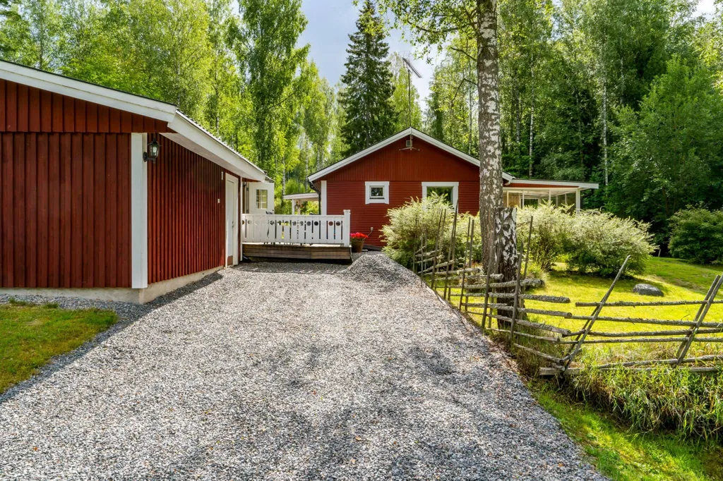 Välivaade - Charming Cottage with Lake View in Örebro
