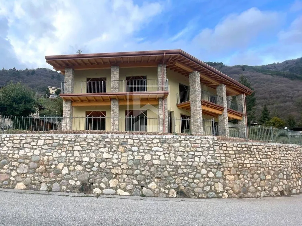 Välivaade - Villa with Pool Under Construction in Tignale