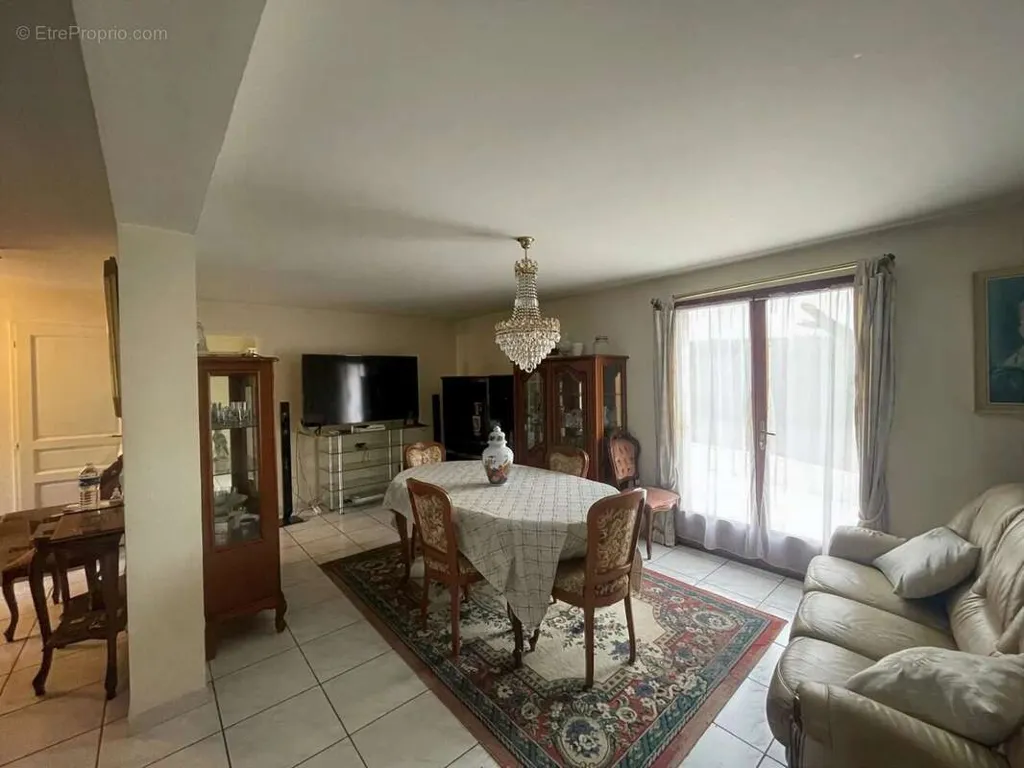 Dining Room - 5-Bedroom House with Garden in Chelles