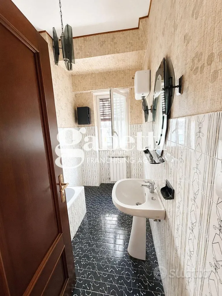 Salles de bain - Bright Triplex with Balcony in Central Rome
