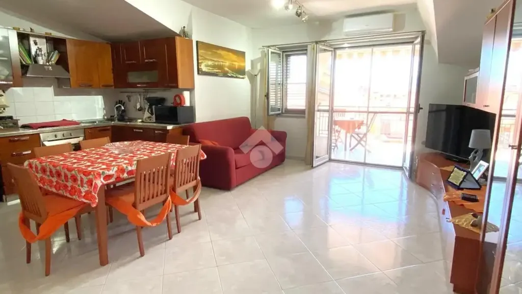 Sala da pranzo - Appartamento con terrazzo in parco ad Acerra