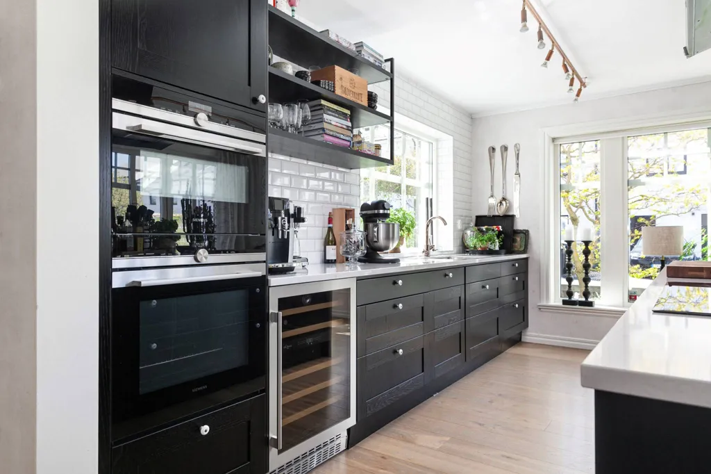 Köök - Charming Villa with Pool in Suburban Area