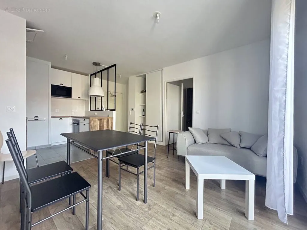 Sala da pranzo - 2-Bed Apartment with Balcony in Bois-D'Arcy