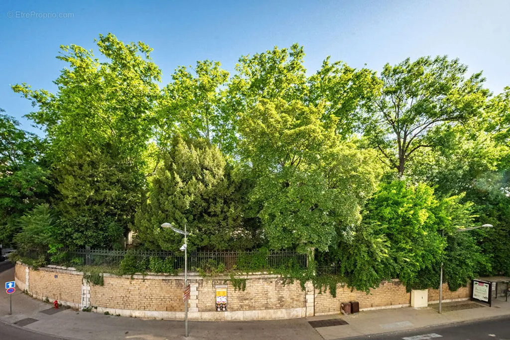 Jardin - Appartement de Charme en Résidence des Années 30 avec Balcon