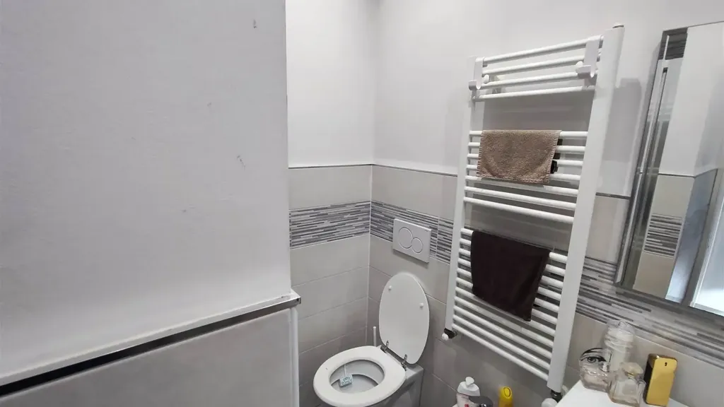 Salles de bain - Brightly Laid-out Flat with Balcony in Moncalieri