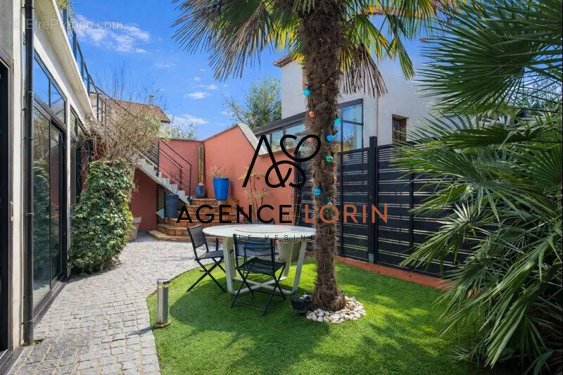 Terrace - 5-Bedroom House with Garden in Chatou