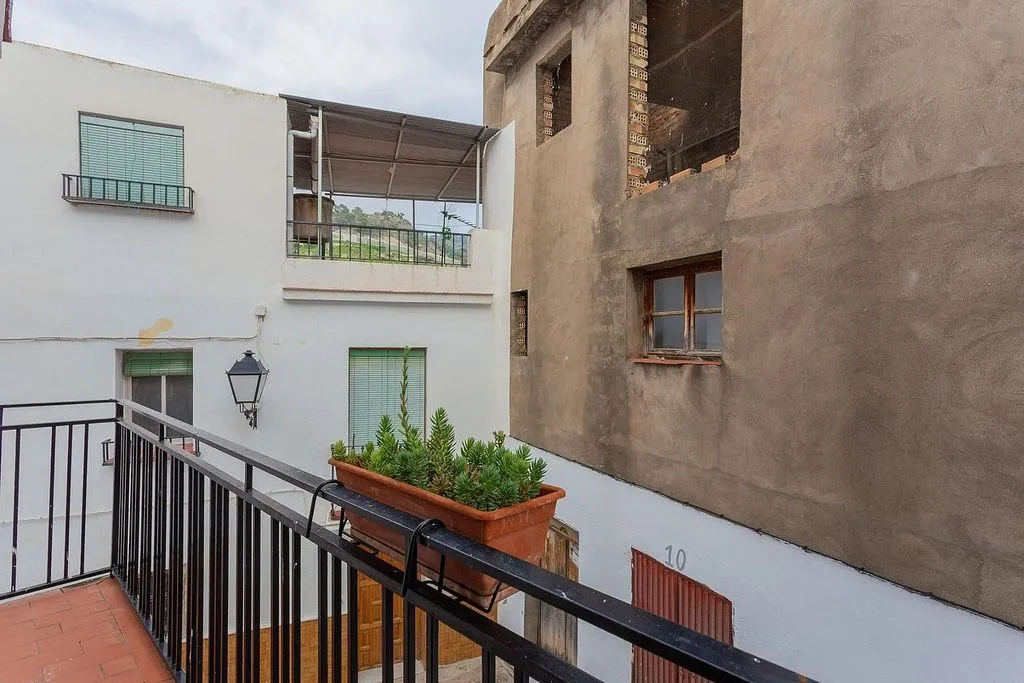 Balcon - Three-Bedroom House with Terrace in Ítrabo