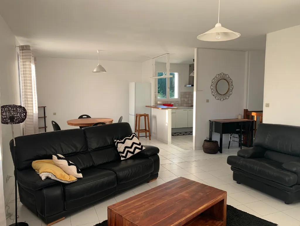 Soggiorno - 3-Bedroom Apartment with Parking in Niort