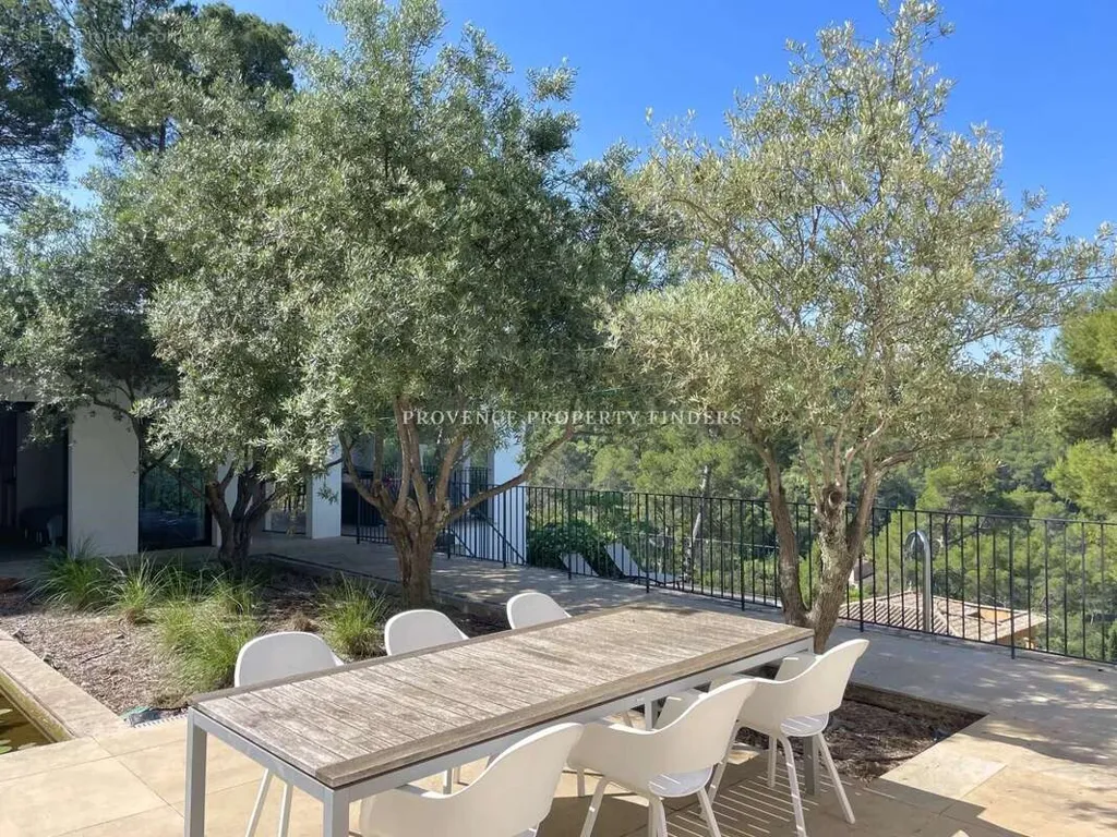 Terrasse - Villa Contemporaine avec Vue Panoramique à Lorgues
