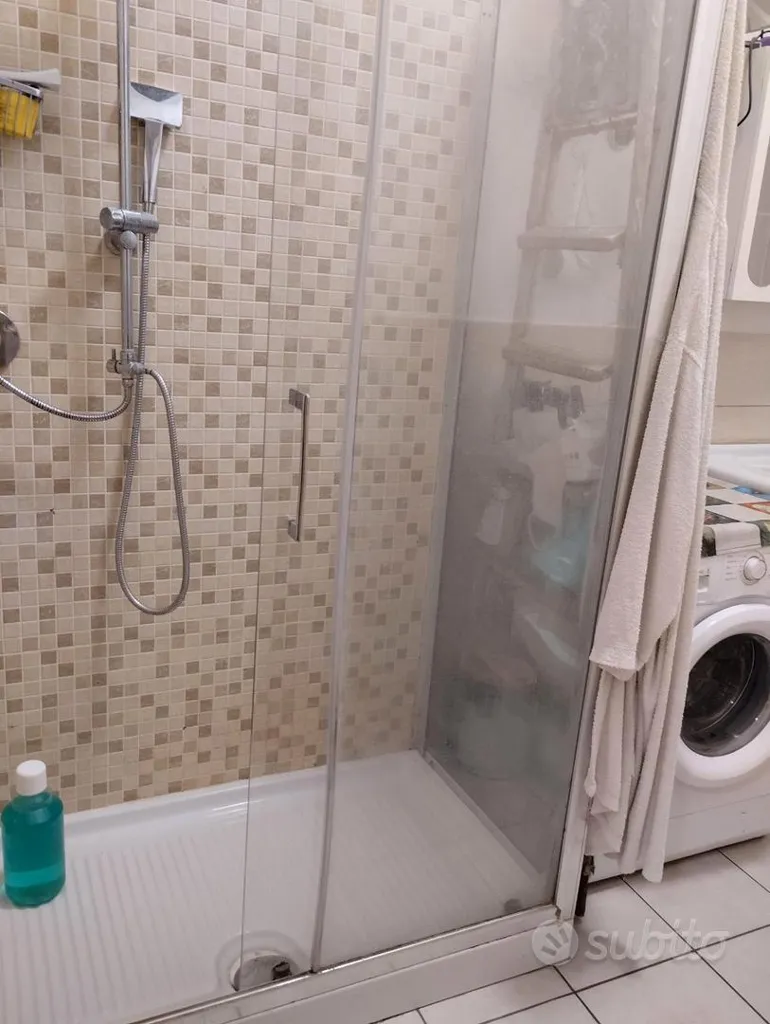 Salles de bain - Bright Room with Three Windows in Colli Albani