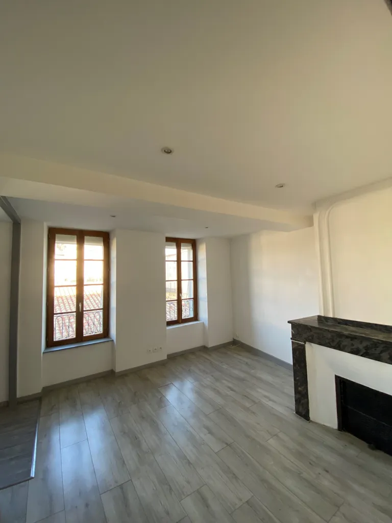 Séjour - Appartement Rénové de Type 3 au Centre de Castelnaudary