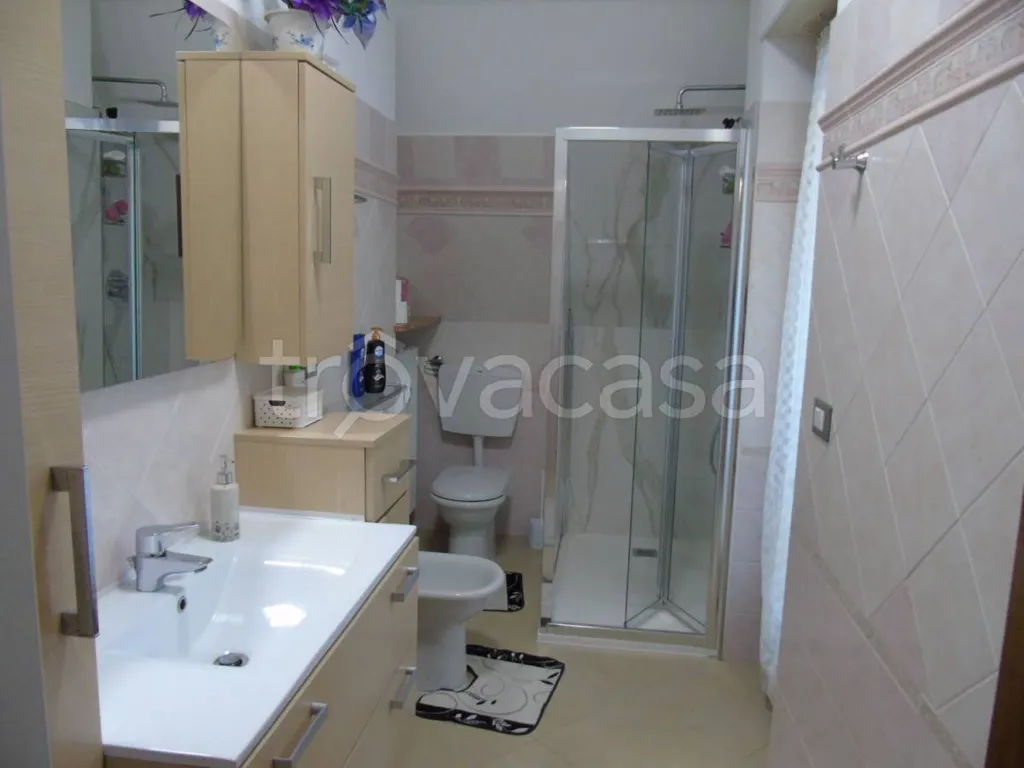 Salles de bain - Rustic Apartment with Balcony in Cortemilia