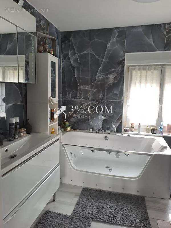 Salles de bain - Maison Individuelle avec Jardin à Vendin-le-Vieil