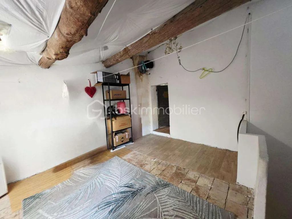 Pièces - Maison de Village Traversante avec 4 Chambres en Centre-Ville