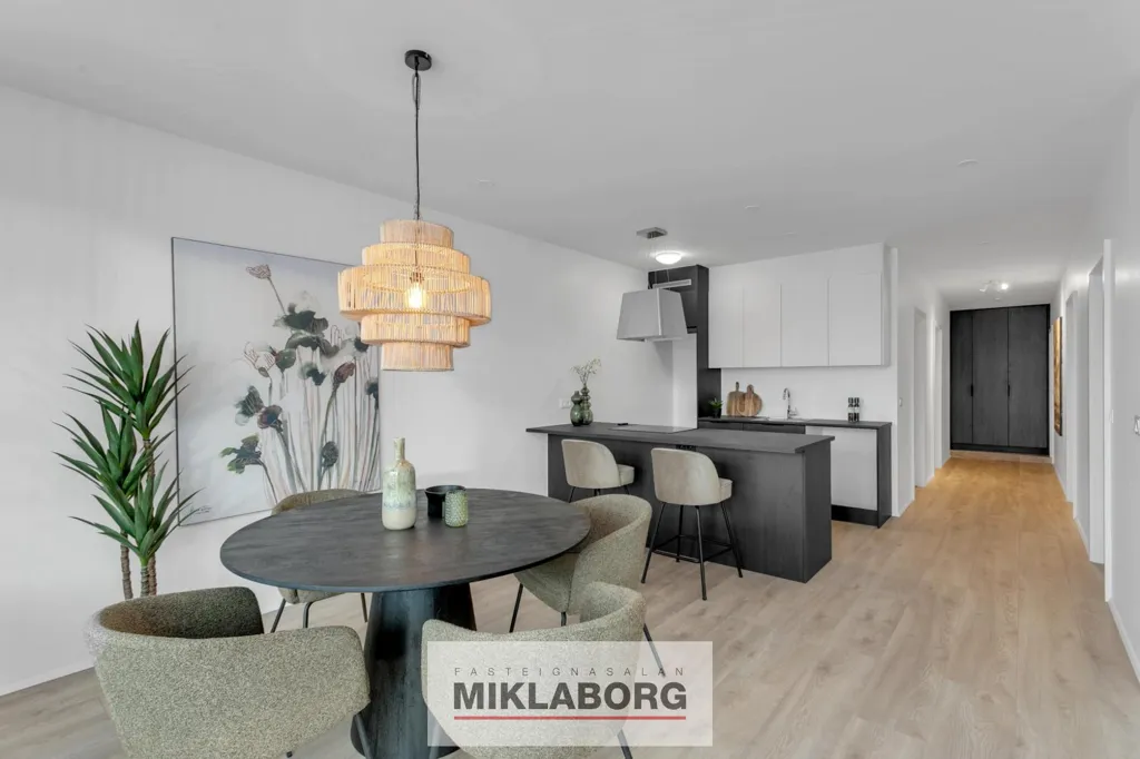 Sala da pranzo - Modern Apartment with Balcony in Hafnarfjörður