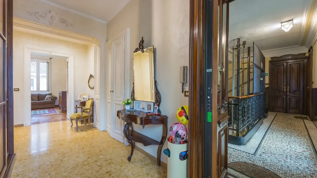 Entrée - Period Apartment with Balcony in Turin