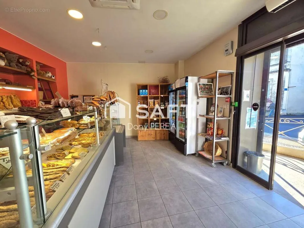 Commercial property in Saint-Laurent-D'aigouze