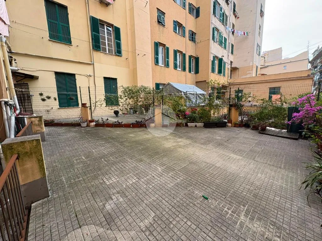 Garden - Spacious 6-Room Apartment in Genoa