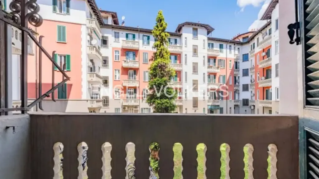 Rõdu - Studio Flat with Balcony in Milan