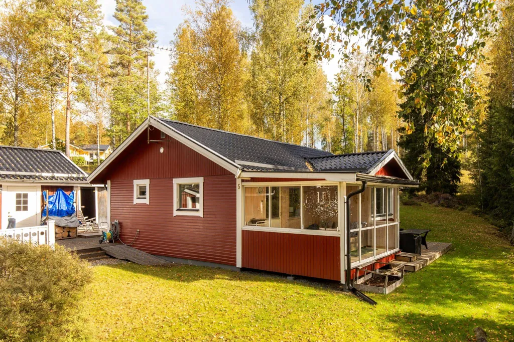 Välivaade - Charming Cottage with Lake View in Örebro