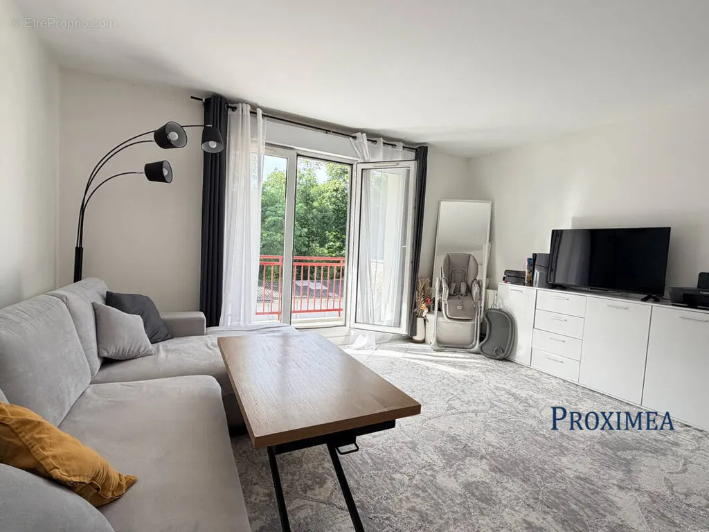 Séjour - Appartement 2 Pièces avec Balcon à Pontault-Combault