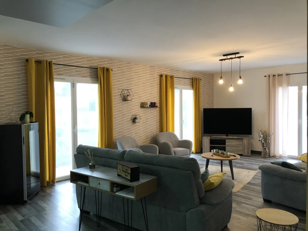 Elutuba - House with Heated Pool on Garden in Morestel