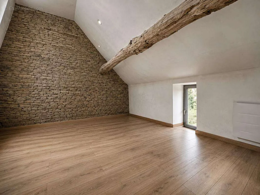 Pièces - Maison Rénovée avec Jardin au Cœur d'Arcy-sur-Cure