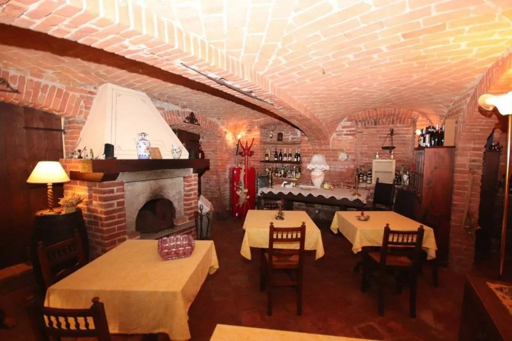 Toad - Historic Farmhouse with B&B in La Morra