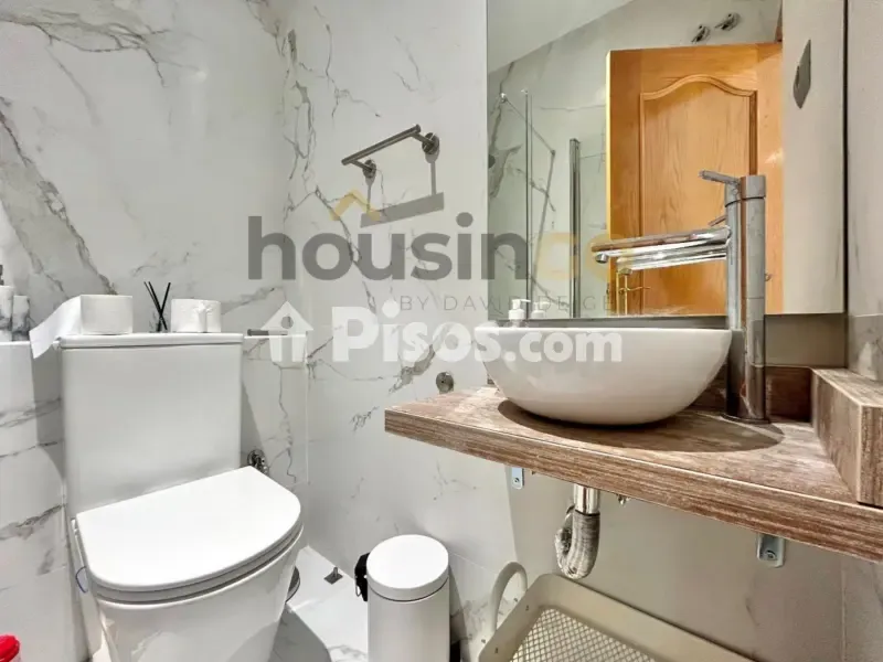 Bathrooms - Modernised Flat with West View in Chamberí