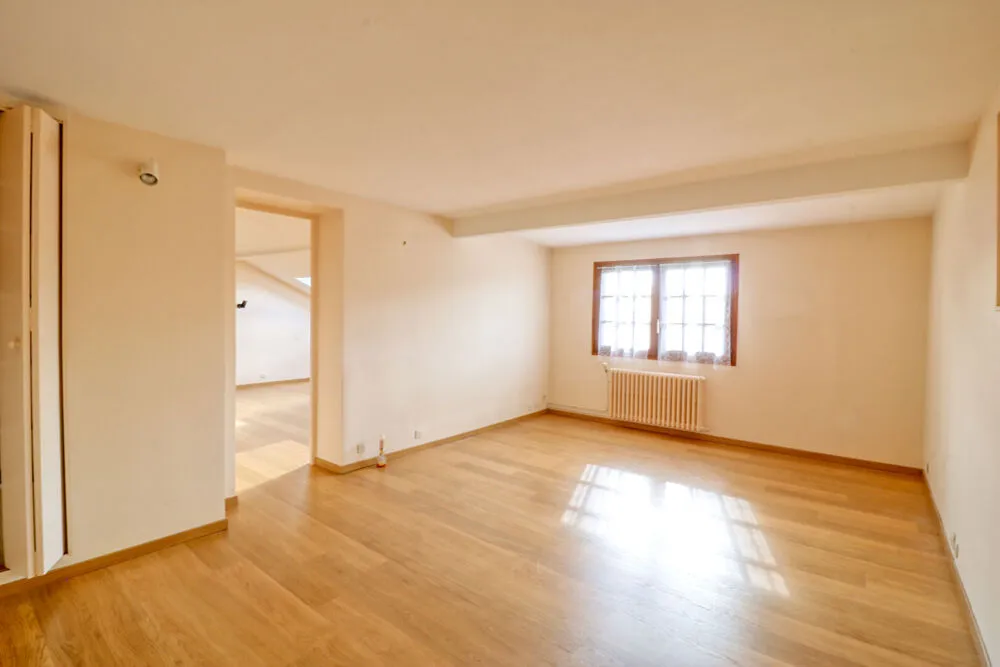 Pièces - Maison 5 Chambres avec Balcon à Antony