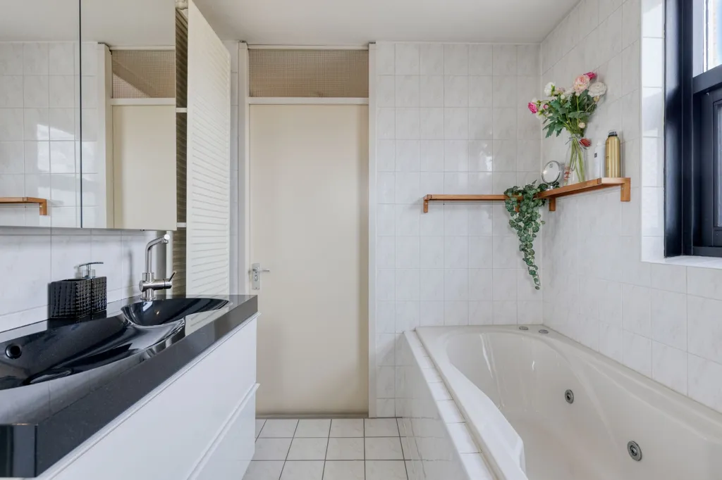 Vannitoad - Corner House with Private Driveway in Hoorn