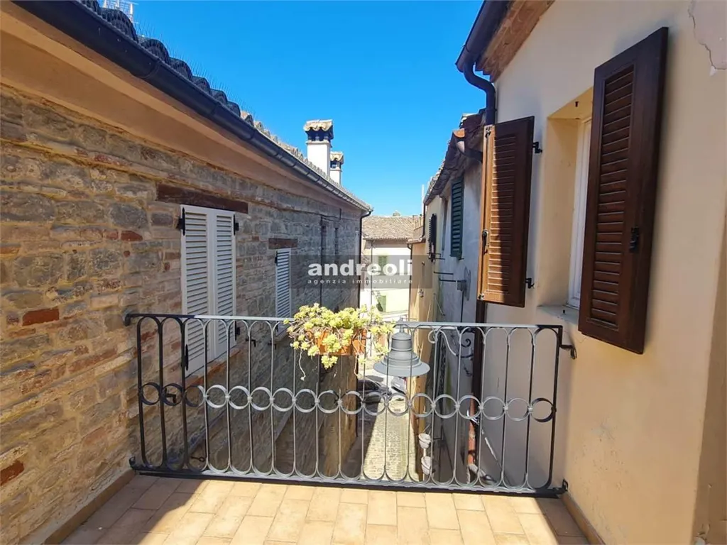 Balcon - Restored Stone Townhouse in Castelplanio