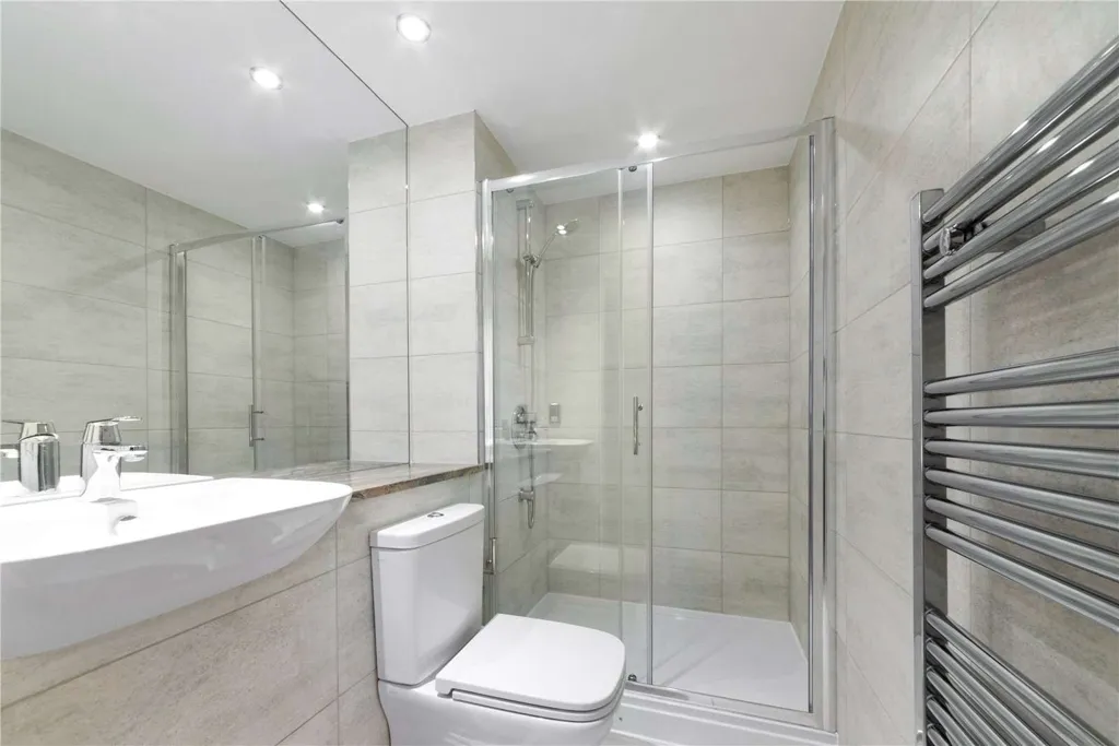 Bathrooms - 2-bedroom apartment in London