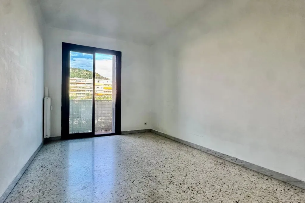 Rooms - Bright 3-Piece Apartment with Balcony in Nice