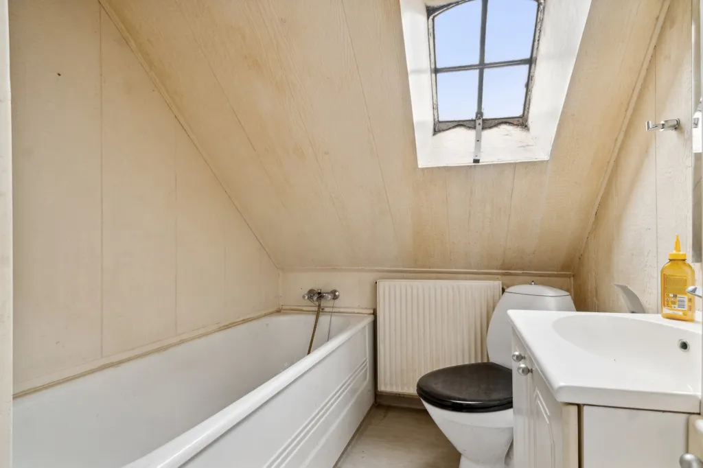 Bathrooms - Charming Villa with Central Location in Aakirkeby