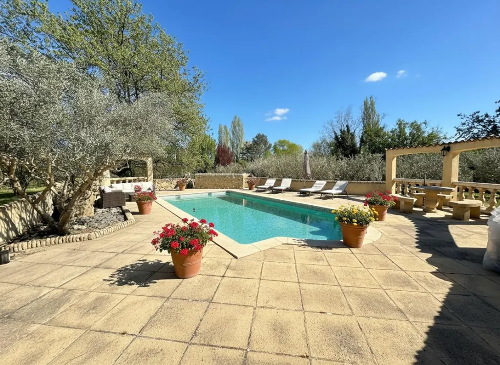 Pool - Provençal Villa with Pool in Lauris