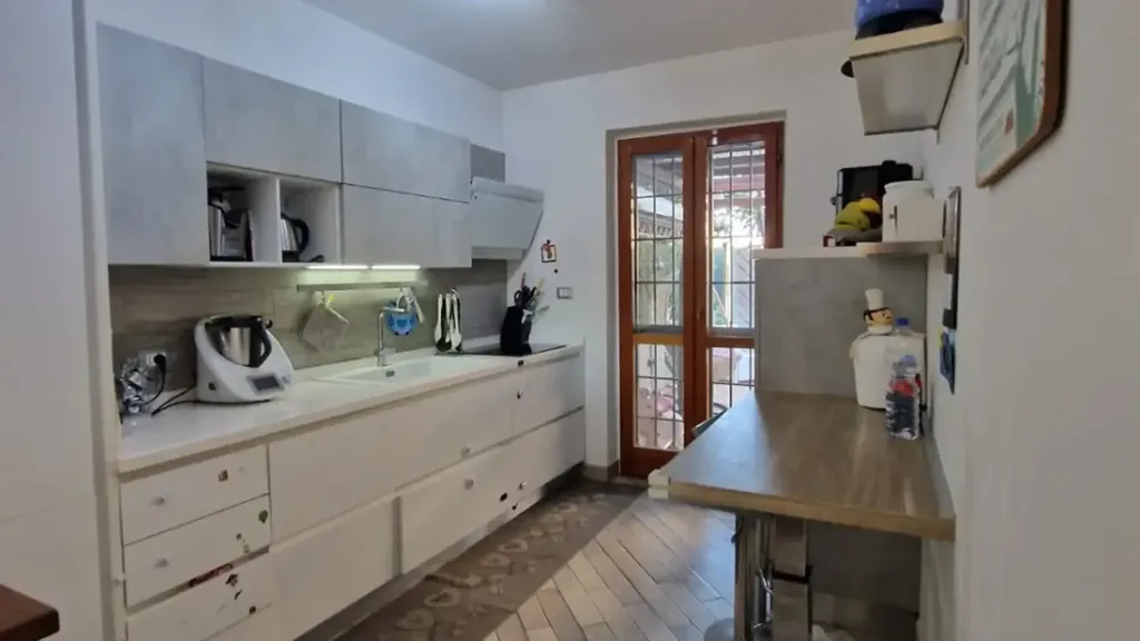 Cuisine - Villa with Garden in Ciampino