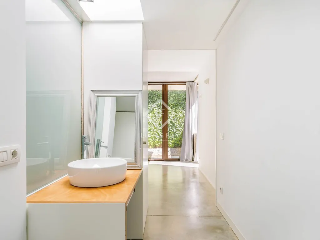 Vannitoad - Minimalist Villa with Infinity Pool in El Golf, Sant Cugat