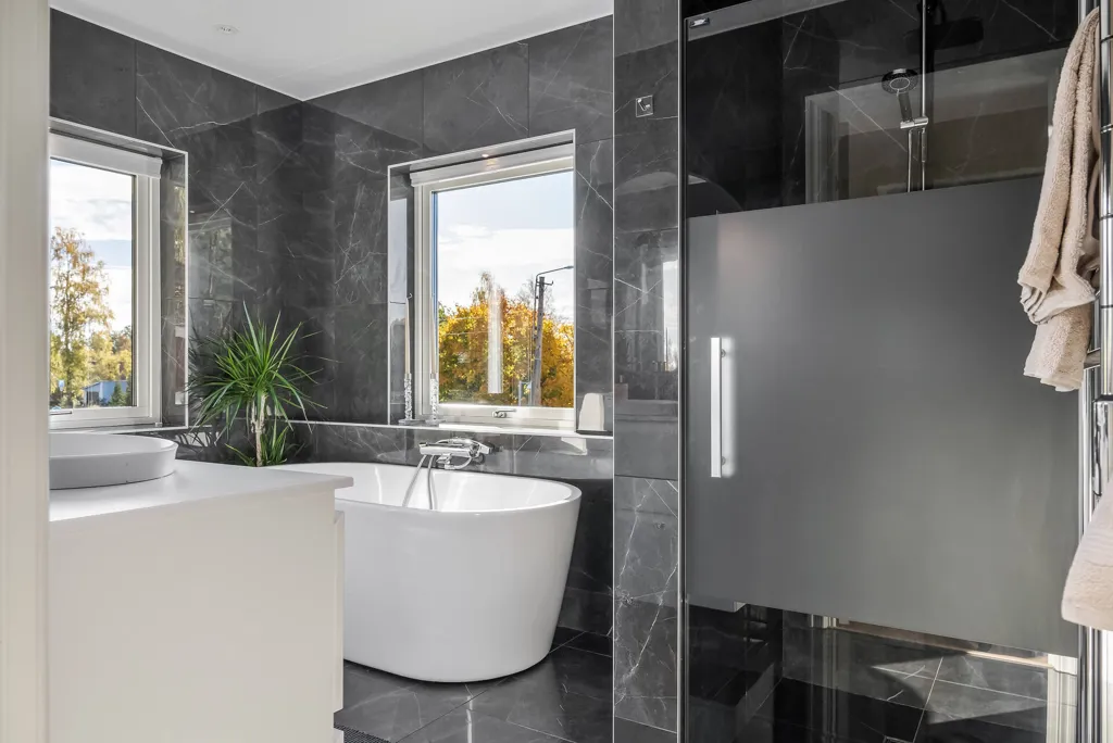 Salles de bain - Contemporary Two-Storey House in Svärtinge