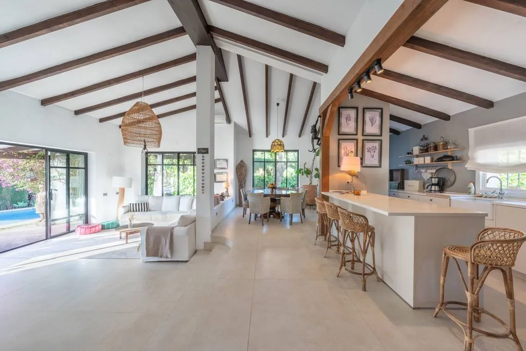 Dining Room - Renovated Villa with Pool in Atalaya, Estepona