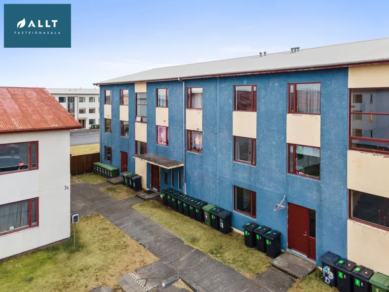 Shared Entrance Apartment with Balcony in Reykjanesbær