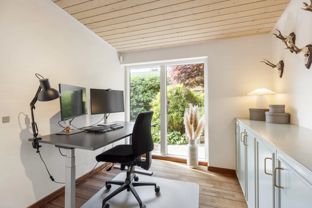 Bureau - Architect-Designed Villa with Ådalen View