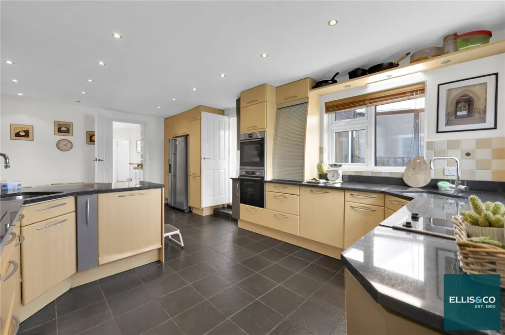 Kitchen - 6-bedroom house in Barnet