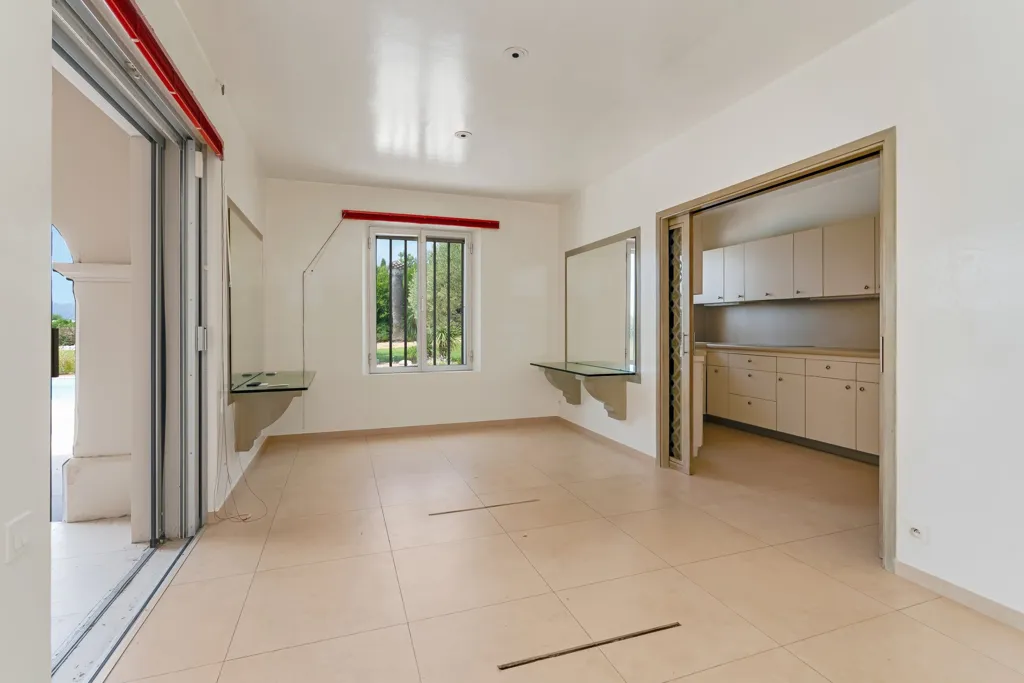 Esik - Villa with Sea View in Saint-Tropez