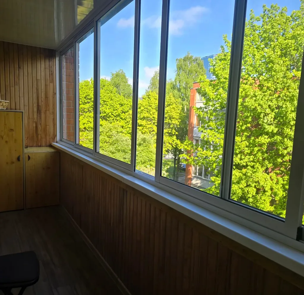 Balcon - 4-Bedroom Apartment with Balcony in Klaipėda