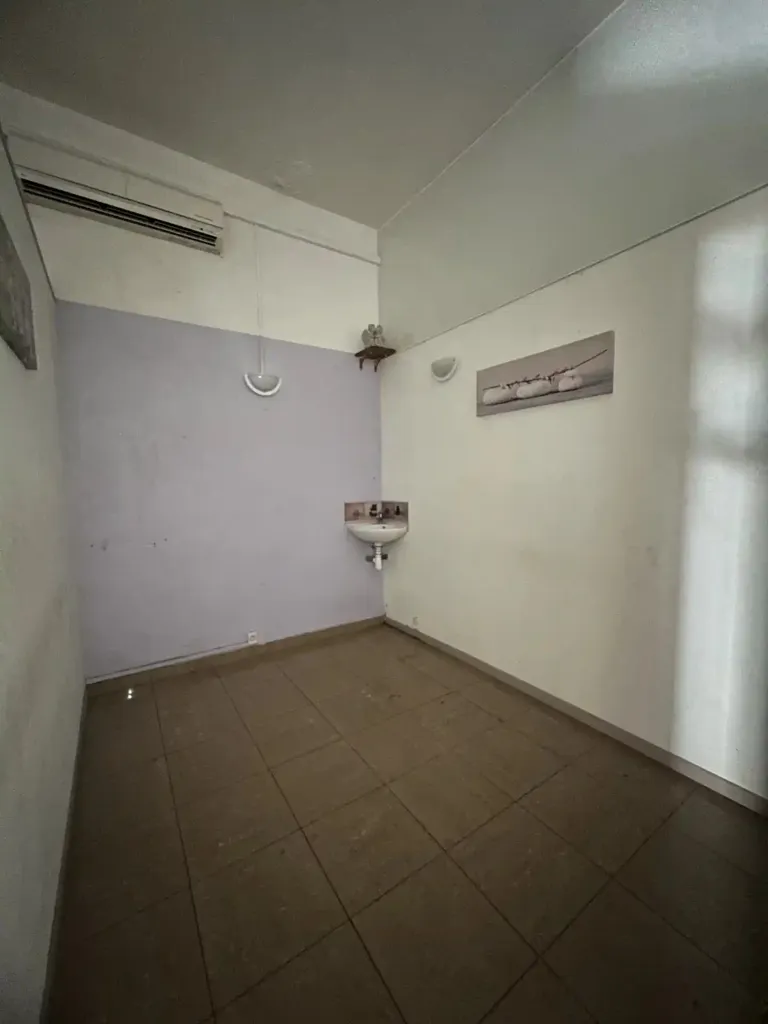Utility Room - Commercial Space with Air Conditioning in Saint-Louis